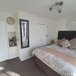Zimmer mit Kingsize-Bett